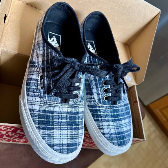 Vans “The Authentic” Like New!  Women’s 9.5 or Men’s 8 - Picture 1 of 3